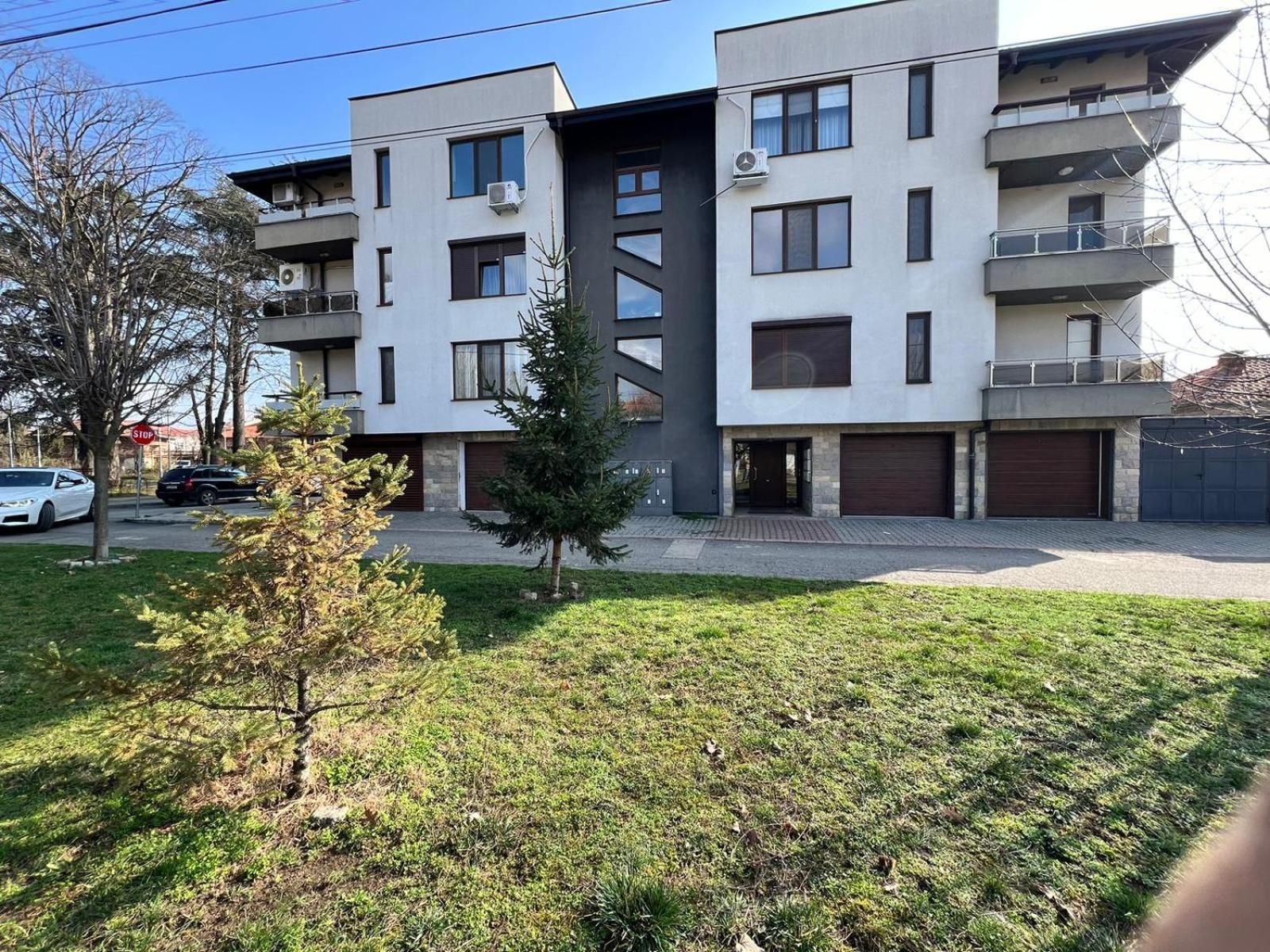 Kazanlak Large Guest House Apartment Near The Center With Full Kitchen & Dining Room, King Beds, Garden Patio, Free Parking & Self Check-In מראה חיצוני תמונה
