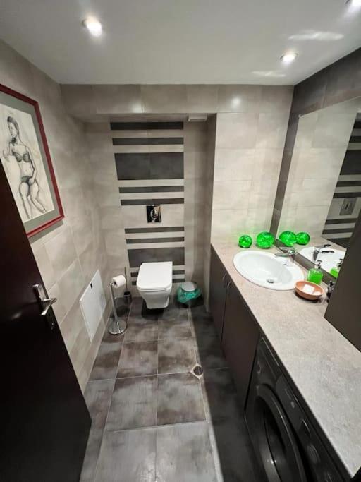 Kazanlak Large Guest House Apartment Near The Center With Full Kitchen & Dining Room, King Beds, Garden Patio, Free Parking & Self Check-In מראה חיצוני תמונה