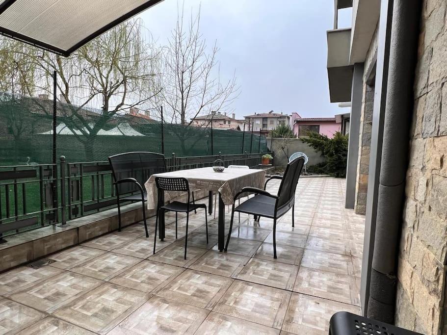 Kazanlak Large Guest House Apartment Near The Center With Full Kitchen & Dining Room, King Beds, Garden Patio, Free Parking & Self Check-In מראה חיצוני תמונה