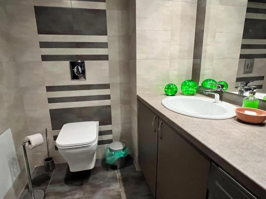 Kazanlak Large Guest House Apartment Near The Center With Full Kitchen & Dining Room, King Beds, Garden Patio, Free Parking & Self Check-In מראה חיצוני תמונה
