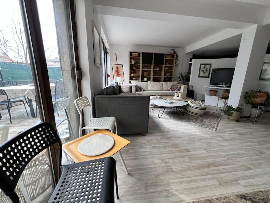 Kazanlak Large Guest House Apartment Near The Center With Full Kitchen & Dining Room, King Beds, Garden Patio, Free Parking & Self Check-In מראה חיצוני תמונה